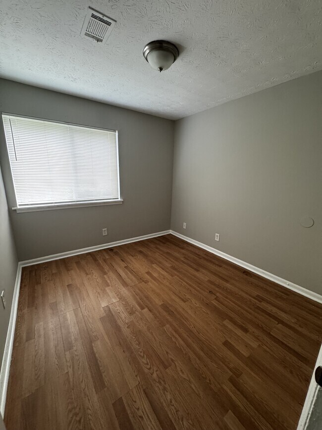 Foto del edificio - 8566 Creekwood Way