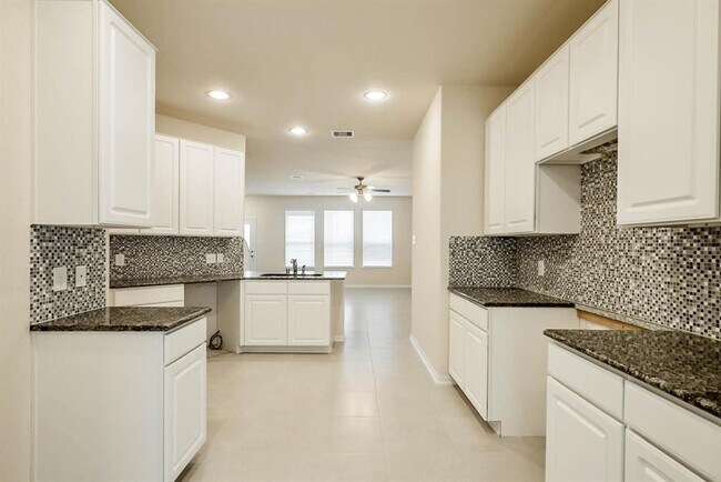 Foto del edificio - Beautiful stone front 4 bedroom, 3 bath home has bay windows in breakfast nook & master. It is on...
