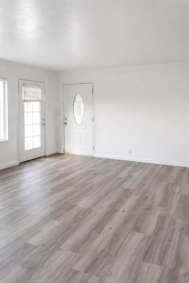 Building Photo - 2 Bed / 1 Bath Apartment – Prime Bay Park Location