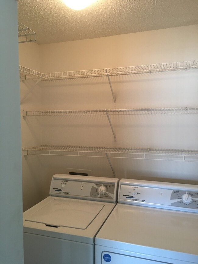 Foto del edificio - 33 Hamiltons Harbor Dr