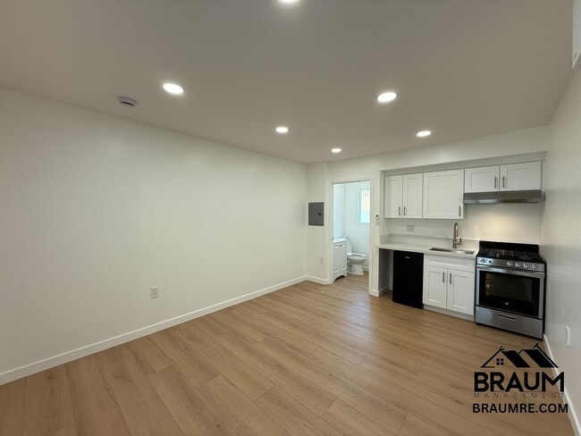 Building Photo - 6336 Tujunga Ave