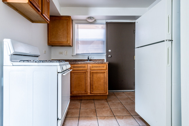 Kitchen - 14031 S School St