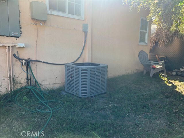 Building Photo - 2233 S Encino Pl