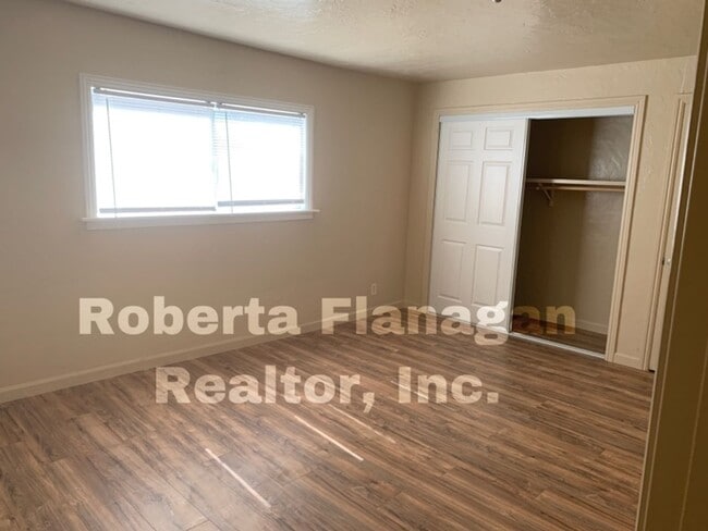 Foto del edificio - Country 4 bedroom/2 bathroom home