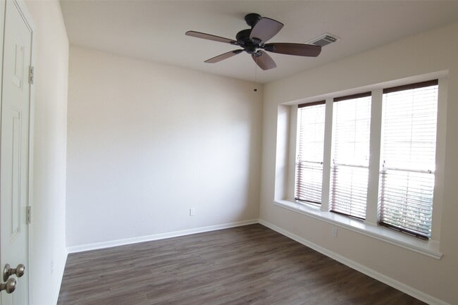 Foto del edificio - 2715 Hidden Bay Ct