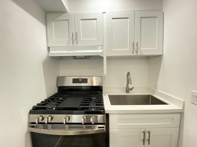 Building Photo - Chic & Private Ground-Level Studio | Priva...