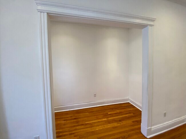 Building Photo - 54 Queensberry St