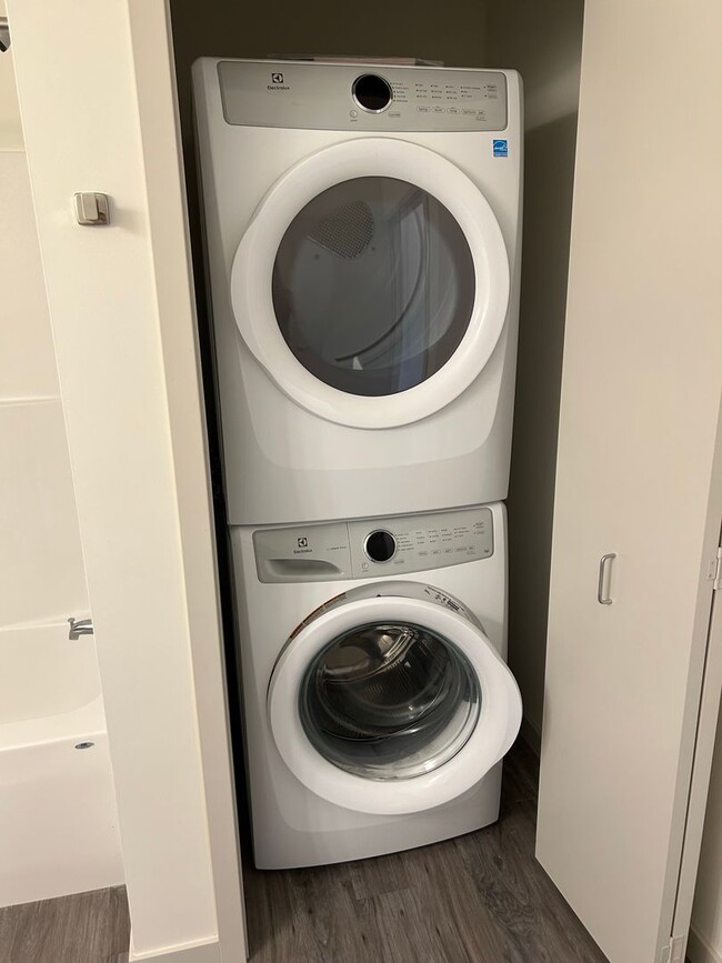 Foto del edificio - One-Bedroom Unit at Tiller+Main