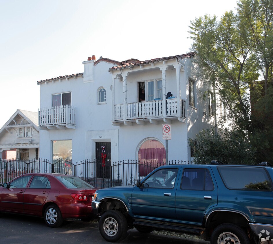 Building Photo - 940 W 53rd St