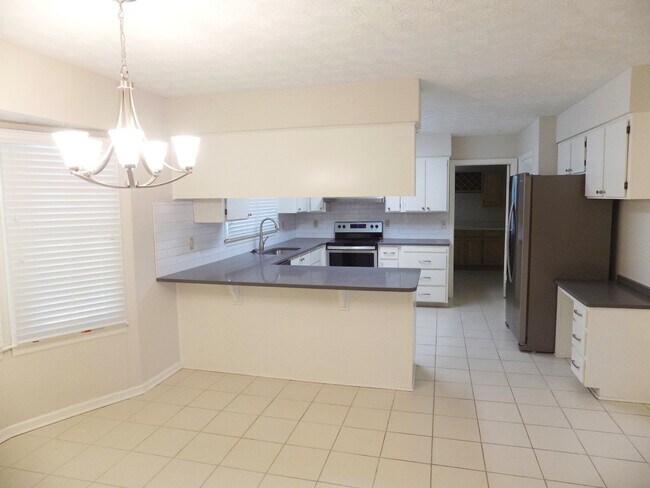 Foto del edificio - 3-Bedroom 2-Bathroom in Georgetown with Tons of Space!