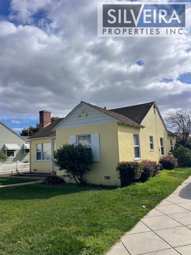 Building Photo - Inviting 2 Bedroom Home ready and available for rent!