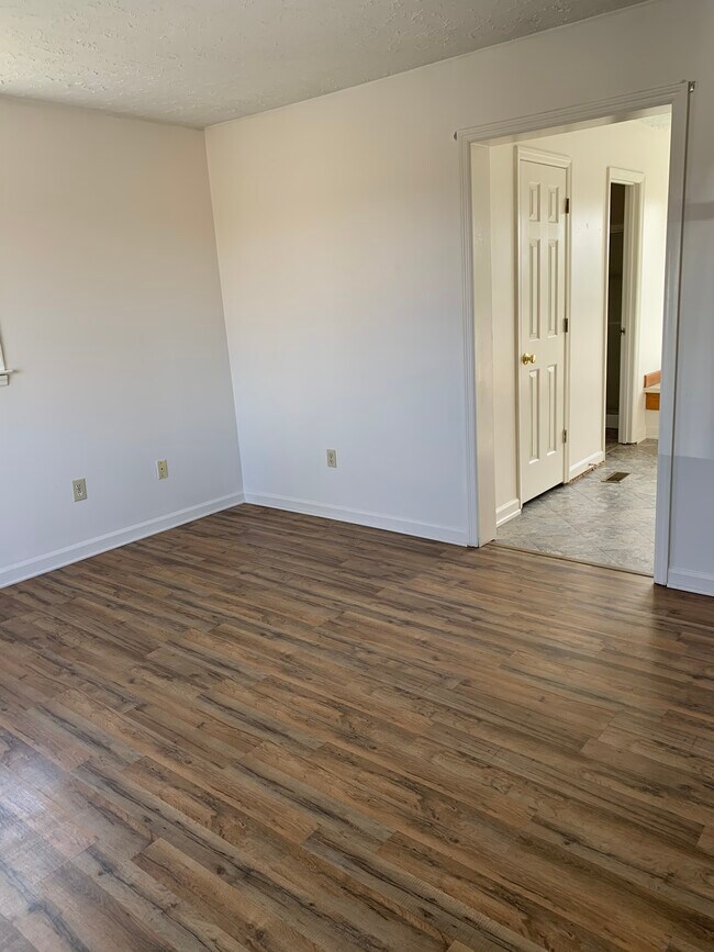 Foto del edificio - 2414-2413 3 Oaks Rd