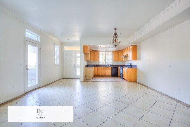 Foto del edificio - Beautiful 4 Bedroom Home with 3-Car Attached Garage