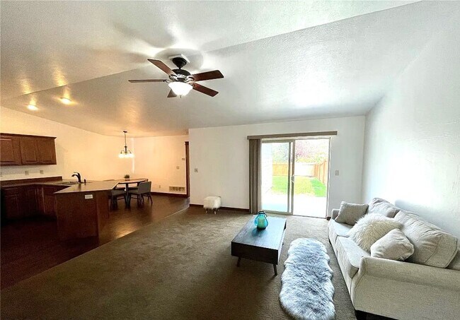 Foto del edificio - Beautiful 3 bedroom 2 1/4 bath townhouse in 4 Corners! Fenced backyard!