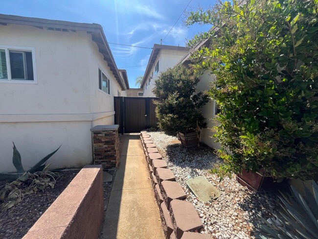 Building Photo - 1007 Center Ave