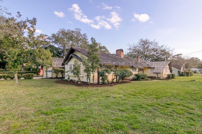 Foto del edificio - 5334 Lake Howell Rd