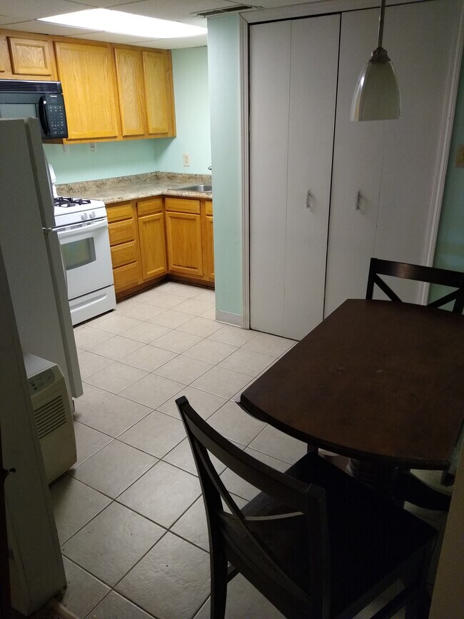Cocina - 2471 E Turkeyfoot Lake Rd
