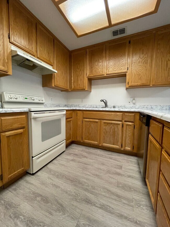 Foto del edificio - 2 Bedroom Duplex for Rent with Garage