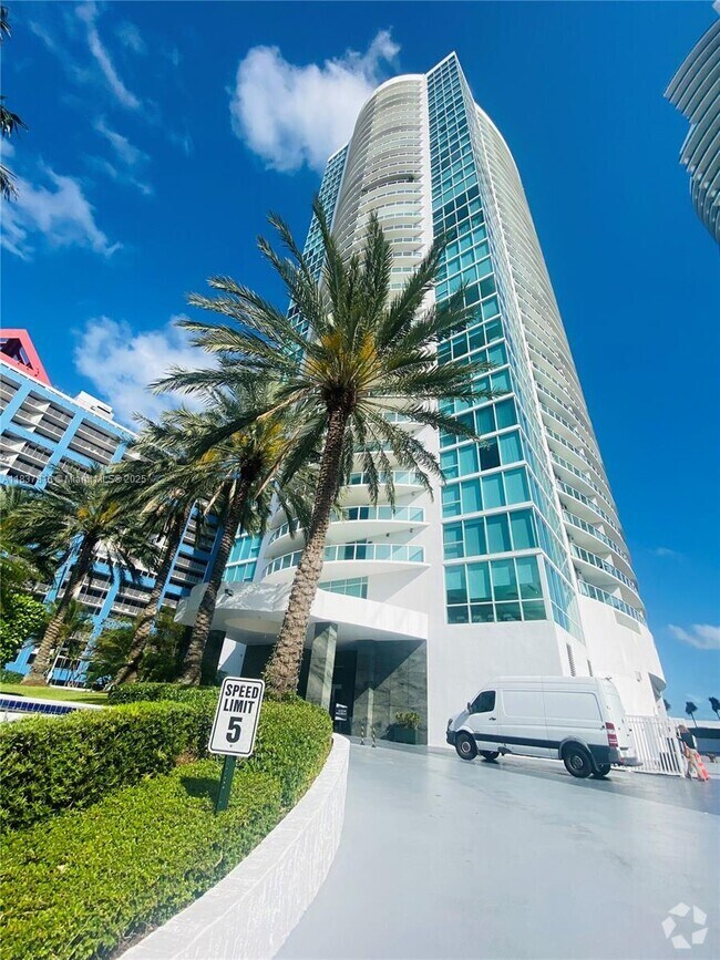 Building Photo - 2101 Brickell Ave