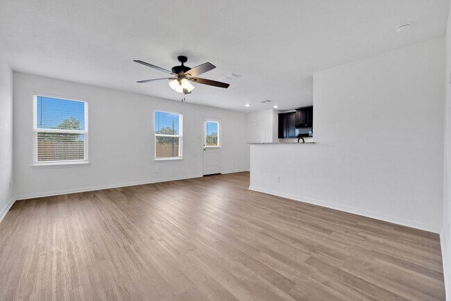 Foto del edificio - Charming Two-Story Home on Far West Side