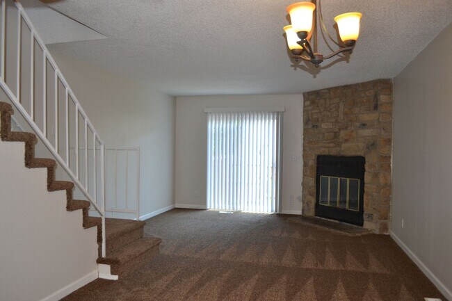 Foto del edificio - Updated 2 Bedroom Townhome w/ Unfinished B...