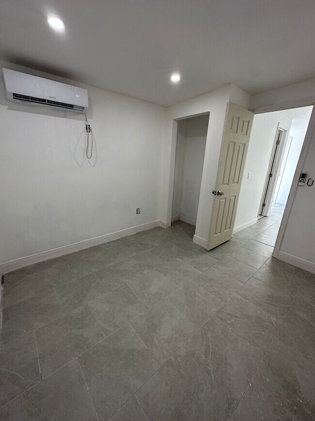 Foto del edificio - 2040 Service Rd