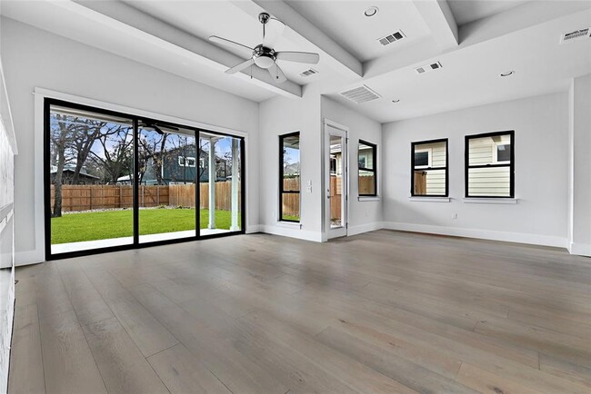 Foto del edificio - 1815 W 38th St