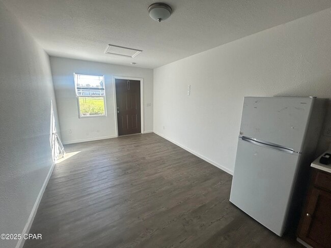 Foto del edificio - 143 Claire Ave