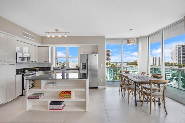 Foto del edificio - 7910 Harbor Island Dr