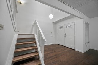 Building Photo - 2387 Crescent Park Dr