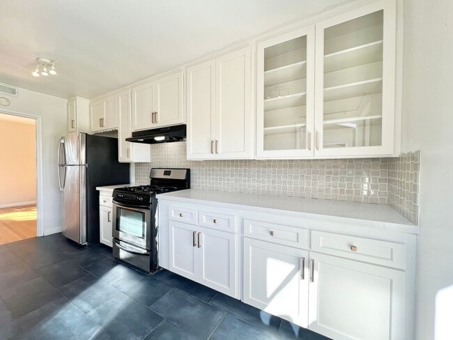 Building Photo - Bright and Spacious 1-Bedroom Condo in Alamitos Beach