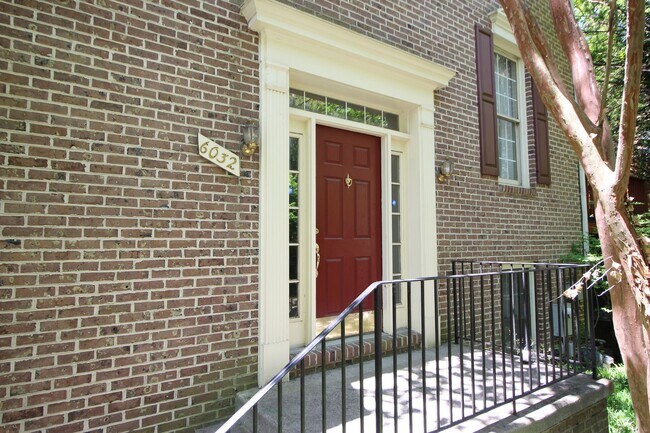 Foto del edificio - Brick-front Colonial