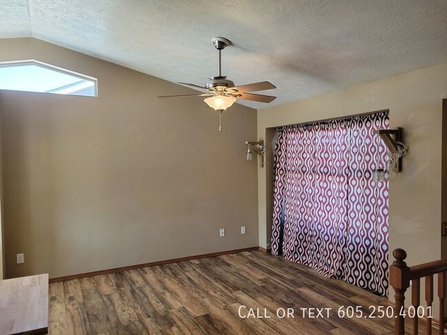 Building Photo - Modern 4 Bedroom 2 Bathroom House with att...