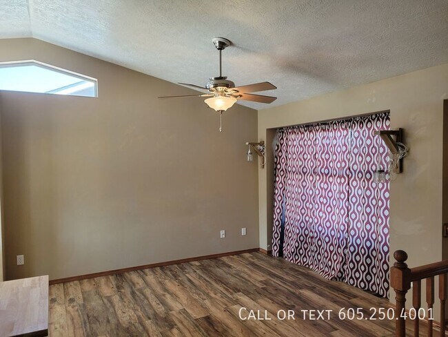 Foto del edificio - Modern 4 Bedroom 2 Bathroom House with att...