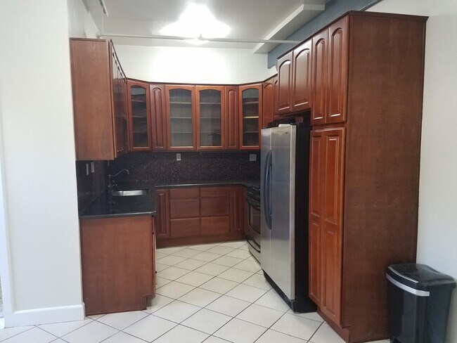 Foto del edificio - Large well located West Oakland condominium