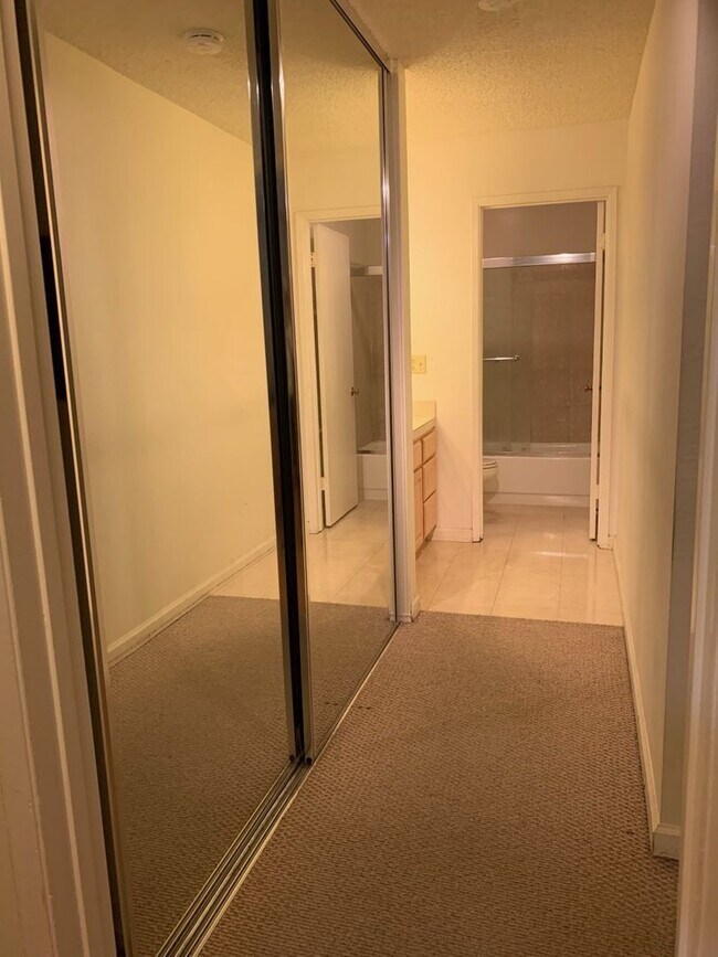 Foto del edificio - One Bedroom Condo Available in Watergate C...