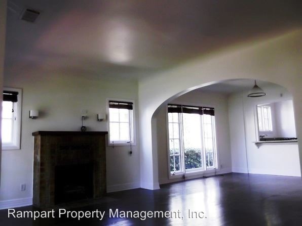 Building Photo - 1208-1210 Poinsettia Dr