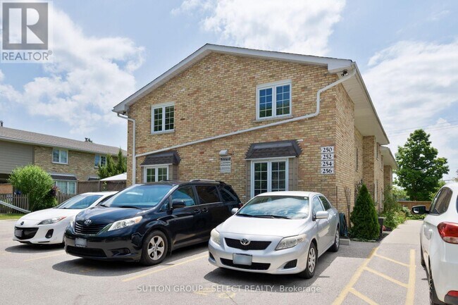 Photo du bâtiment - 256-256 Homestead Crescent