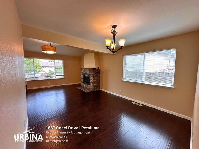 Foto del edificio - Spacious East Petaluma Home with Main-Floor Bedroom Suite