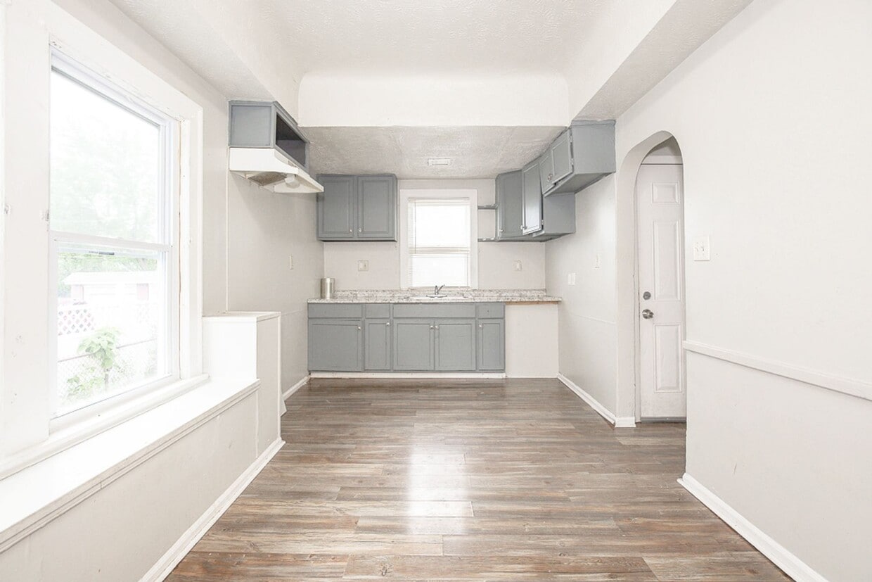Primary Photo - 5 BED 2 BATH BEAUTIFUL SINGLE FAMILY HOME ...