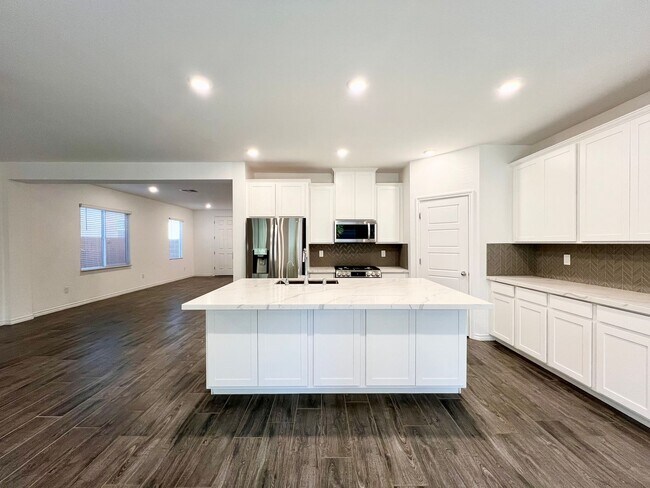 Foto del edificio - NEWER BUILD 4BD/3.5BA HOME W/ NEXT GEN SUI...
