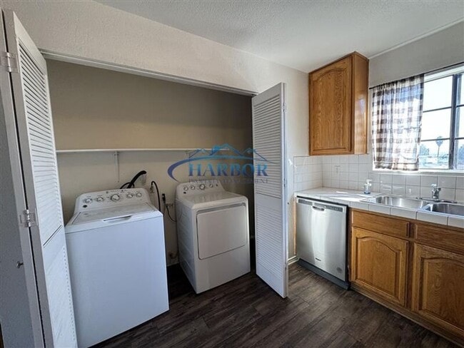 Building Photo - 820 W 1st St