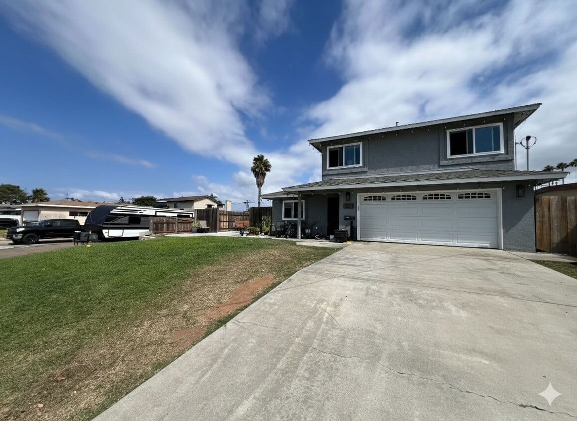Foto principal - Two story 3 bedroom/2.5 bath home on corne...