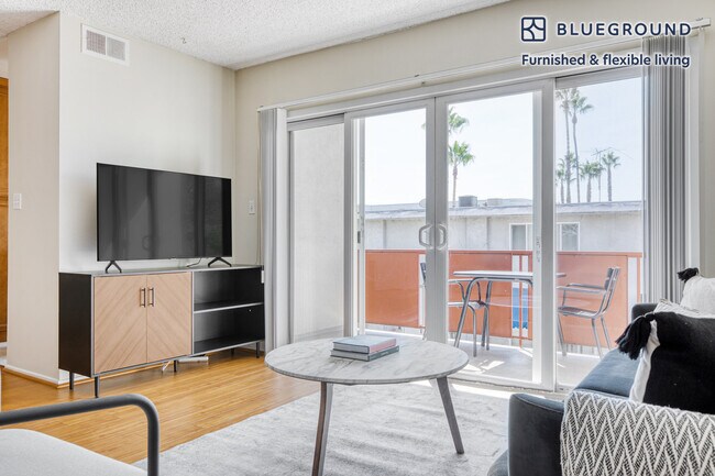 Foto del edificio - 4851 Hazeltine Ave