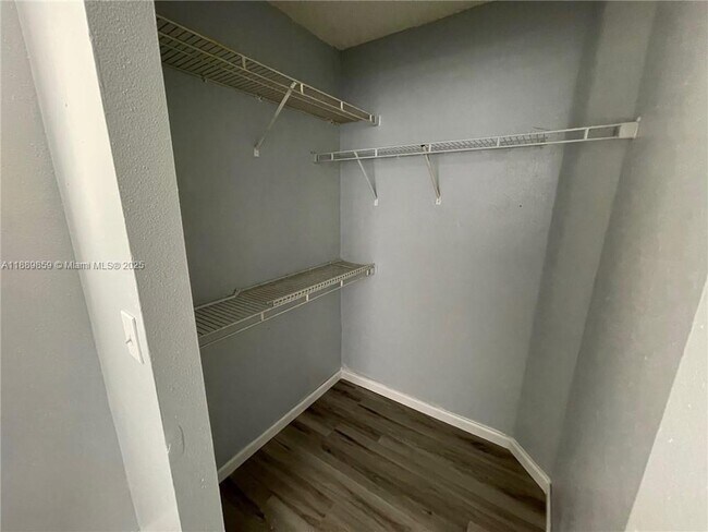 Foto del edificio - 3985 W McNab Rd