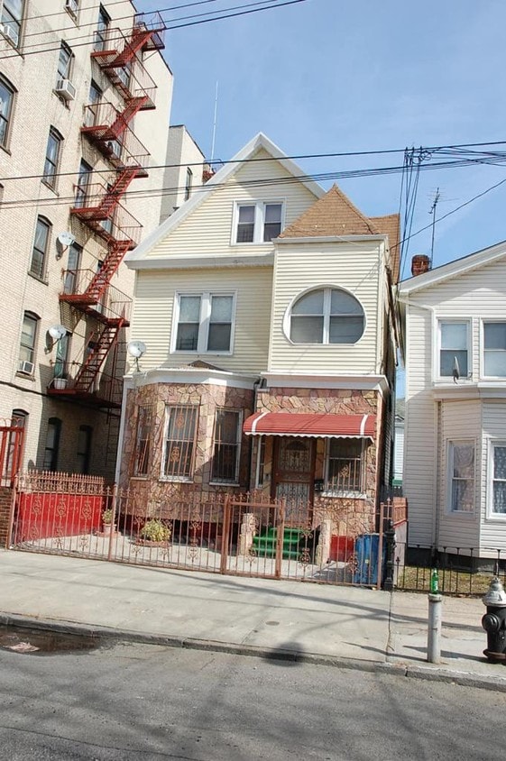 Primary Photo - 41 Van Siclen Ave