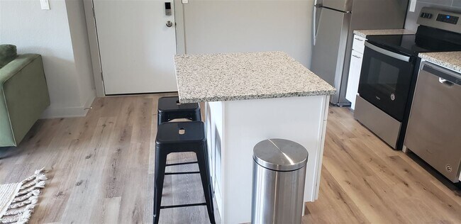 Foto del edificio - 2 br, 1 bath Apartment - The Metro