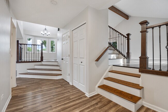 Foto del edificio - 615 Chester Ct E