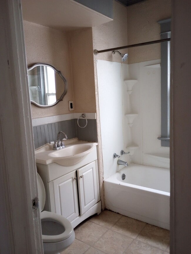 Bathroom - 40 Frederick St