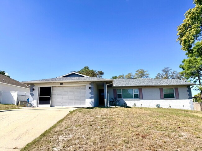 Building Photo - Large two Bedroom, 2 Bathroom, 2 Car Garage Home For Rent.